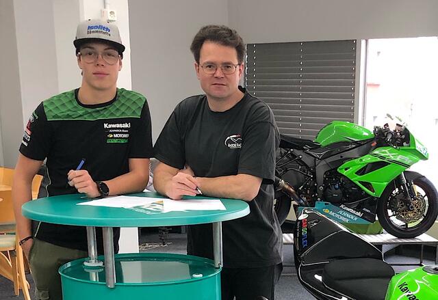 Andreas Kofler und Teamchef Roman Raschle bei der Vertragsunterzeichung.