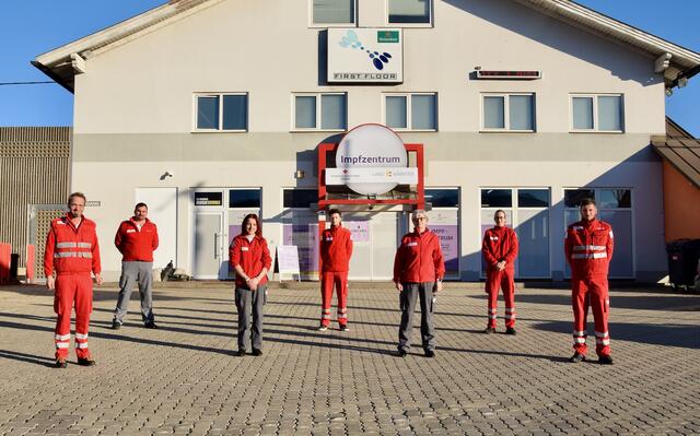Daniel Kienzer, Alexander Zellnig, Jacqueline Kogler, Alexander Walzl, Renate Kreuzer, Lukas Morianz und Tobias Schlatter (v.l.) sind ein Teil des Rotkreuz-Teams im Wolfsberger Impfzentrum. | Foto: MeinBezirk.at