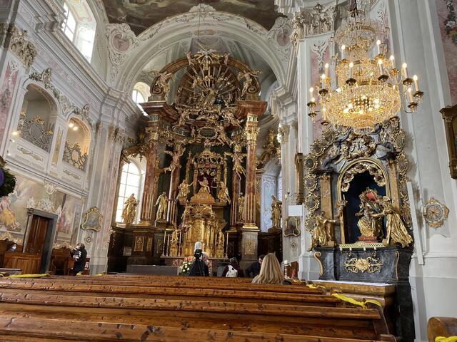 In der prachtvollen Basilika am Weizberg gibt es 2022 wieder zehn Pilgergottesdienste. | Foto: Hofmüller (2x)