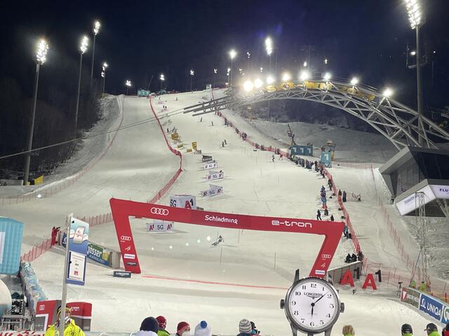 Keine Zuschauer und trotzdem ein Spektakel: Der Nachtslalom von Schladming bot eine spannende Entscheidung. | Foto: Hollinger
