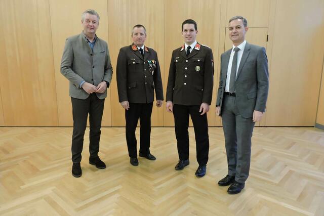 LAbg. Bgm. Wolfgang Dolesch und Bgm. Wolfgang Eder gratulierten HBI Harald Goger und LM Michael Zettl.  | Foto: FF Neudau-Neudauberg