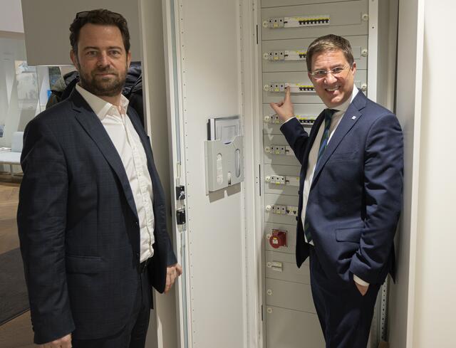 Vorstandsvorsitzender Florian Niedersüß und Bürgermeister Andreas Rabl unterstützen die sozial bedürftigen Welser. | Foto: Stadt Wels