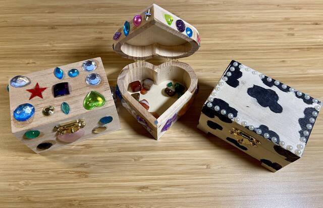 Die Edelsteine werden in einem Schatzkästchen symbolisch gesammelt.