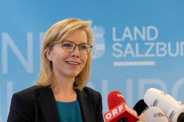 Bundesministerin Leonore Gewessler freut sich über die Investitionen in die Bahn – für sie ist es ein weiterer wichtiger Schritt in Richtung "grüner Bahnstrom". | Foto: LMZ/Franz Neumayr