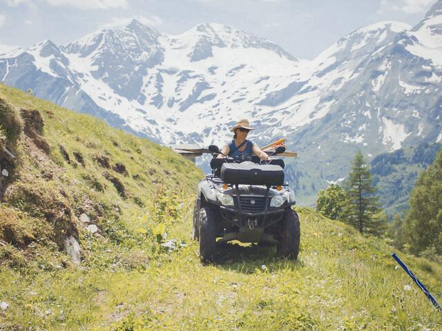 Hier lässt sich's leben: Sennerin Martina Mühlbauer auf ihrem Quad unterwegs auf der Piffalm. | Foto: ServusTV/Querschuss Film