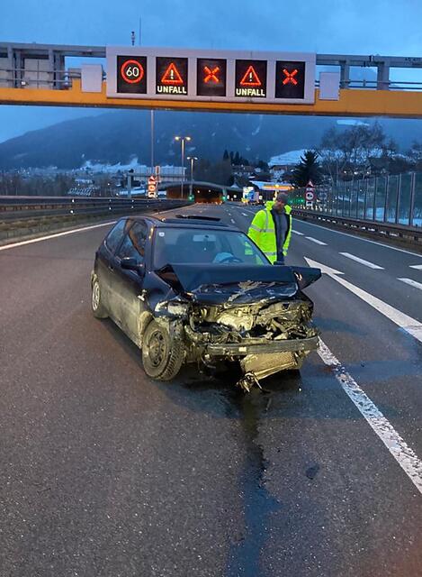 Eine Autolenkerin wurde verletzt, ein weiterer Unfallbeteiligter blieb unverletzt. | Foto: zeitungsfoto.at