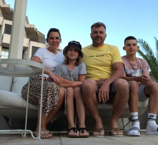 "Rudi" mit seiner Familie im Urlaub.