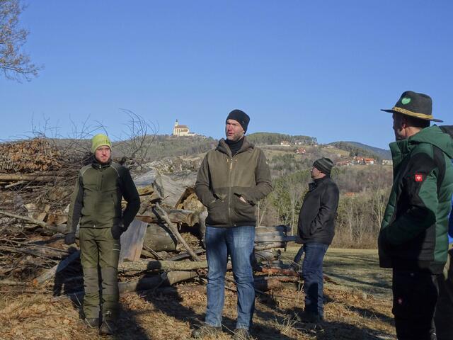 Die Bezirksförster Florian Schantl und Stefan Schweighofer (v.l.) bei der Exkursion „Unser Wald mit Zukunft“. | Foto: KLAR! Naturpark Pöllauer Tal