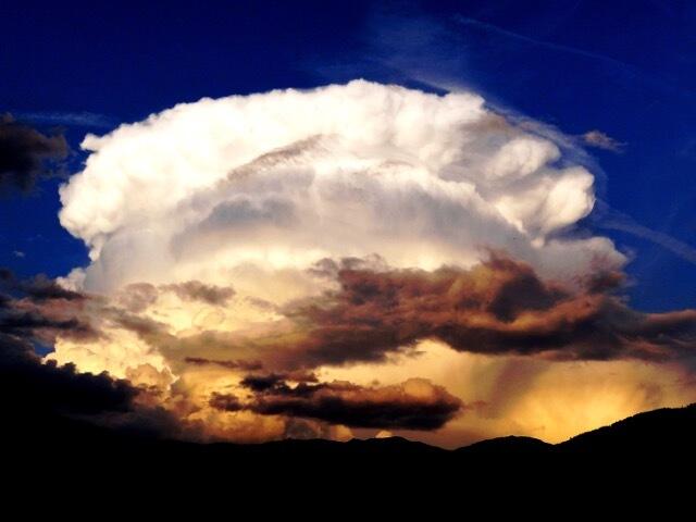 Das Motiv der "Atompilz" über dem Hundstein stammt aus der Fotoserie "Blick aus dem Fenster".
