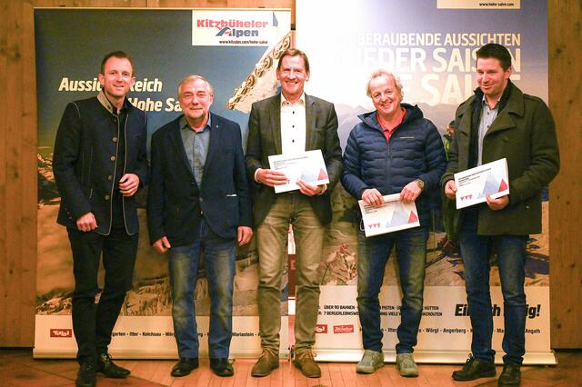 TVB-GF Stefan Astner, TVB-Obmann  Hans-Peter Osl, Bgm.  Paul Sieberer, Bergbahn-GF  Friedl Eberl, Bgm. Josef Kahn. | Foto: TVB/Laiminger