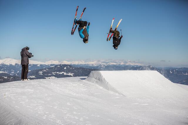 Für coole Kunststücke wird in beiden Skigebieten jede Menge Möglichkeiten geboten. Somit werden Skifans und Snowboard-Freaks bestens bedient.
