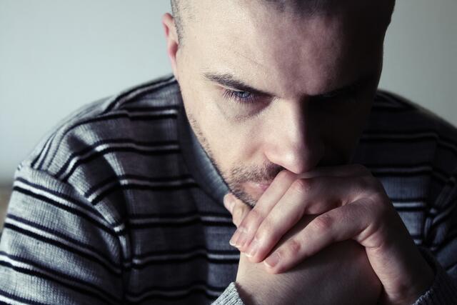 Das Auftreten vermehrter Reizbarkeit, wechselnder Stimmungszustände, von Aggression und Schlafstörung zählen zu den Anzeichen einer Depression des männlichen Subtyps. | Foto: Themalni/panthermedia