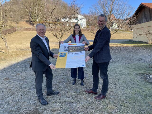 Josef Ober, Raphaela Fink und Vulkanland-Geschäftsführer Michael Fend (v.l.) laden zum Auftaktevent ein.  | Foto: RegionalMedien