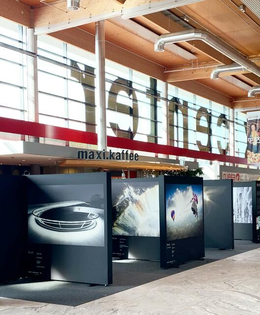 Atemberaubende Adventure-und Actionsportfotografien werden bei der Red Bull Illume Ausstellung in zwei mal zwei großen beleuchteten Kästen in der max.center-Mall präsentiert.