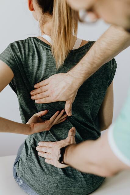Mit den Händen lindern Osteopathen Schmerzen.