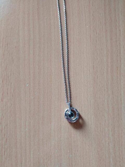 Diese Kette mit dem Anhänger, der die Botschaft "ich liebe dich" ins ich trägt, wurde am Bahnhof gefunden.