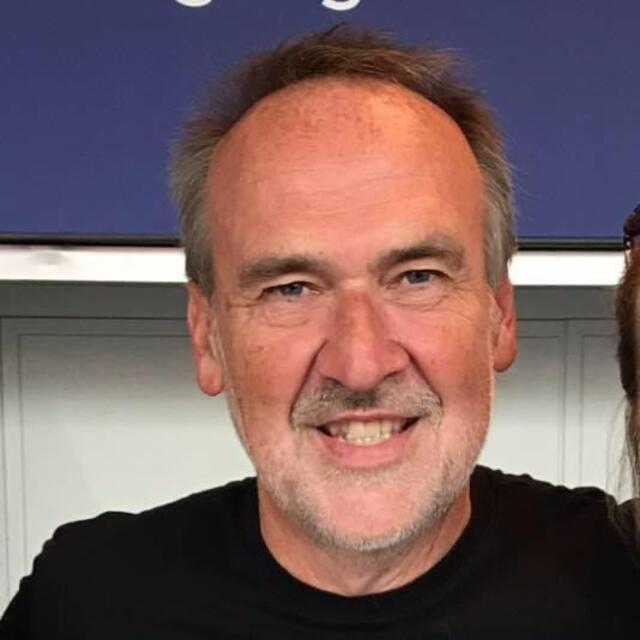 "Drumdoc Wolf", Wolfgang Halbritter, hält alles für "Machtspiele" und ein "blödes Kasperltheater" der Einwanderungsbehörde