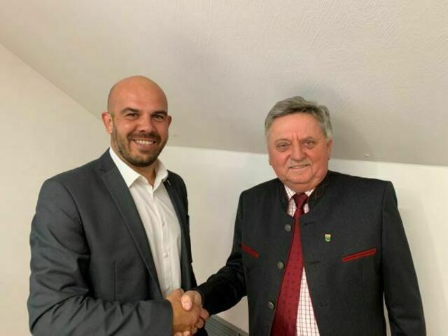 Neo-Bürgermeister Joachim Raser mit Langzeitbürgermeister Hermann Pferschy beim Shake-Hands. | Foto: ÖVP Markt Allhau
