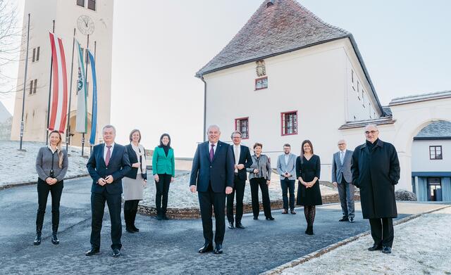 Regierungsklausur in Seggauberg: Hausherr Bischof Wilhelm Krautwaschl (r.) hieß die Regierungsmitglieder und die Klubobleute der Regierungsparteien im Schloss Seggau willkommen. | Foto: Land Steiermark/Michaela Lorber