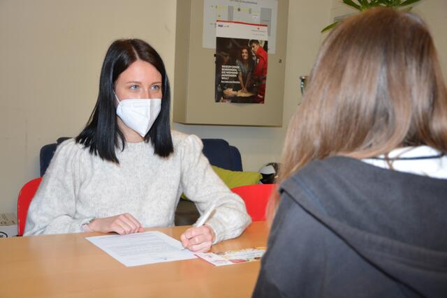 Projektkoordinatorin Melanie Tropper von der Spontanhilfe unterstützt Menschen in finanziellen Notlagen. Jeden zweiten Mittwoch bietet sie auch Beratungsgespräche in der Rotkreuz-Bezirksstelle Fürstenfeld.