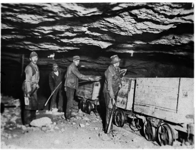Beim Säubern eines Laugwerks vom Laist. Foto aus dem Jahr 1924.