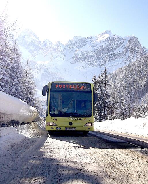 Viele Skibusse der Postbus AG im Saisoneinsatz.