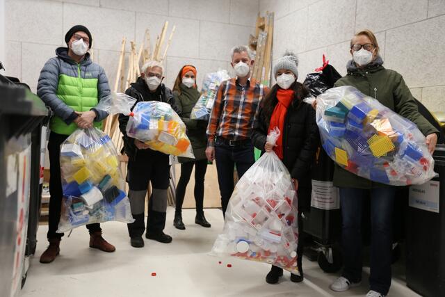 Die Forscherinnen und Forscher des IST Austria sammelten und verwerteten 150 kg Plastik für den guten Zweck (vlnr): Philipp Radler, Peter Machek (Vereinsobmann von "Helfen statt wegwerfen"), Nathalie Gruber, Geralt Giel, Nikola Čanigová und Ingrid de Vries.  | Foto: IST Austria