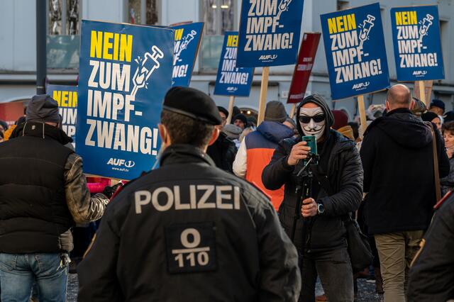 Grund für die Verzögerungen ist die Demo "Gegen Spaltung, Impfpflicht".