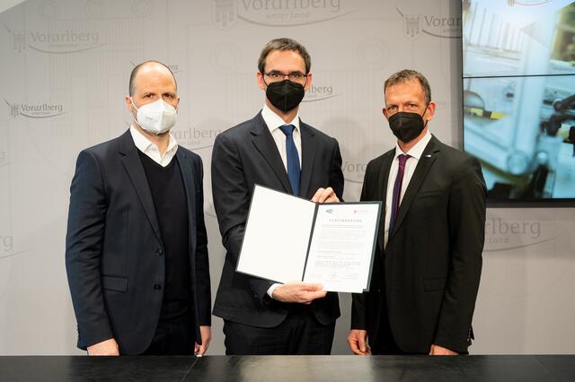 Land und AMS unterzeichneten Vereinbarung zur Forsetzung der bewährten Zusammenarbeit (im Bild v.l.: Wirtschaftslandesrat Marco Tittler, Landeshauptmann Markus Wallner und AMS-Landesgeschäftsführer Bernhard Bereuter)