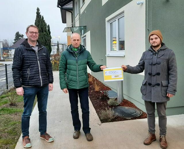 5000 Euro erbrachte der „Ungenacher Spendenmarsch“ der ÖVP für die neue Notschlafstelle des „Mosaik“: (v .l.) Reinhard Grurl (ÖVP-Obmann), Stefan Hindinger (Mosaik) und Johannes Gruber (JVP). | Foto: ÖVP Ungenach