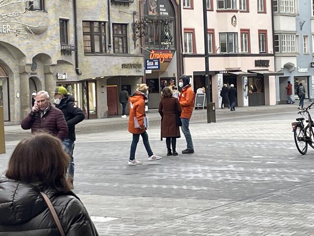 Face2Face-Fundraising, Dialoger oder "Straßenkeiler" sind trotz Wintertemperaturen und Corona wieder auf den Innsbrucker Straßen zu finden. | Foto: BB Innsbruck