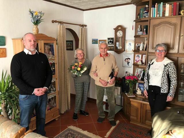 Vizebürgermeister Gerhard Hödl, Gertrude und Joachim Klee, Bürgermeisterin
Ulrike Kitzinger (v.l.n.r.) | Foto: Gemeinde Sigleß