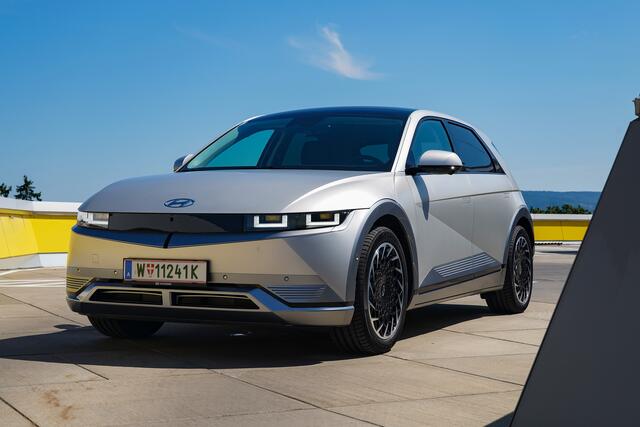 Der Hyundai Ioniq5 tritt markant ikonisch auf. Neben hohem Komfort und üppigem Raumangebot punktet das E-Car mit hoher Reichweite.