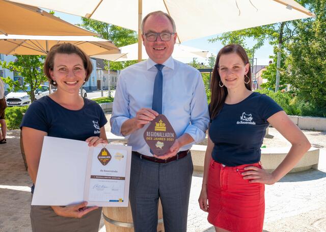 Foto aus dem Archiv: Doris Fugger, LH-Stv. Stephan Pernkopf und Christiane Enne (Da Bauernlodn, Gewinner 2021 NÖ-Mitte) 
 | Foto: NLK Filzwieser