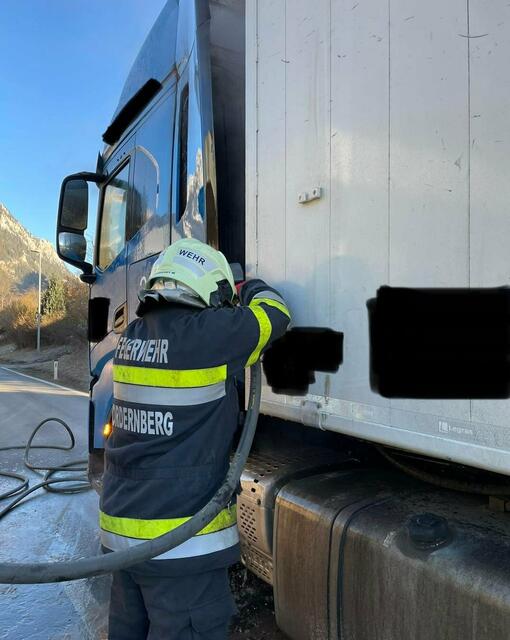Kameraden der FF Vordernberg konnten den Brand des LKWs rasch löschen.