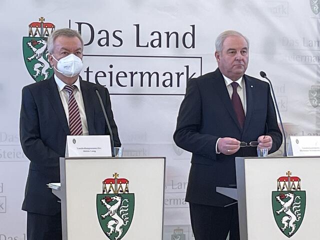 LH Hermann Schützenhöfer (r.) und LH-Stv. Anton Lang präsentierten auf Schloss Seggau die Ergebnisse der jüngsten Regierungsklausur.