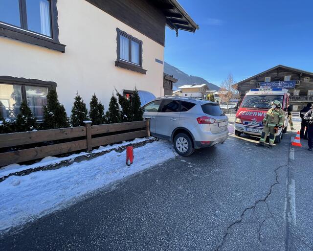 In Mittersill kam es zu einem Verkehrsunfall. Ein Auto krachte gegen ein Wohnhaus.