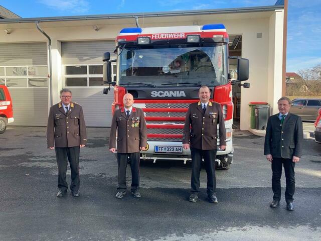 Luden zur traditionellen Wehrversammlung in das Rüsthaus Großsteinbach: Kommandant ABI Günther Groß (2.v.r.) mit OBI Dieter Groß (2.v.r.), BR Gerhard Engelschall und Bürgermeister Manfred Voit (r.) | Foto: FF Großsteinbach