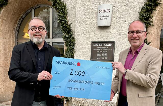 Am 11. Jänner 2022 wurde der Scheck mit dem Erlös aus dem Losverkauf an Bürgermeister Alexander Stangassinger übergeben (v.l.):  Rainer Candido (Geschäftsführer TVB Hallein - Bad Dürrnberg), Bürgermeister Alexander Stangassinger. | Foto: TVB Hallein - Bad Dürrnberg