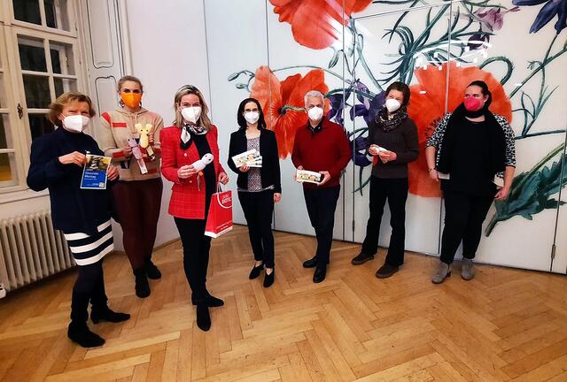 Gesunder Montag im Schloss Hunyadi: Die Ernährungswissenschafterin Veronika Macek- Strokosch (4.v.l.) hielt einen Vortrag zum Thema „Der „Corona- und Weihnachts-Speck“ muss weg!“. Diesem lauschten auch GR Eva Morawetz, LAbg. GR Marlene Zeidler-Beck, Vizebürgermeisterin Michaela Haidvogel, Bürgermeister Johann Zeiner, Gesunde Gemeinde- Projektkoordinatorin Monika Stöhr und Bernadette Binder (v.l.). | Foto: Marktgemeinde Maria Enzersdorf