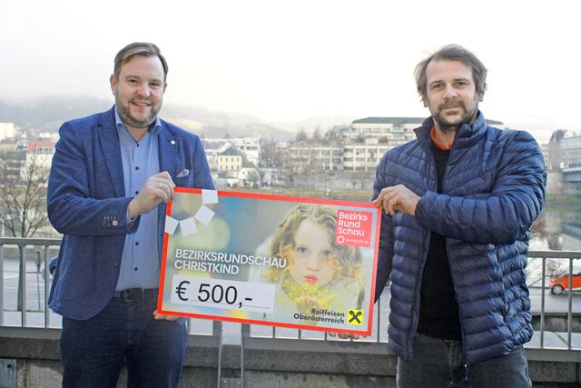 Das BezirksRundSchau-Christkind, in Form von Redaktionsleiter Oliver Wurz, bedankte sich bei Franz Ebner (li.) für die Spende. | Foto: BRS