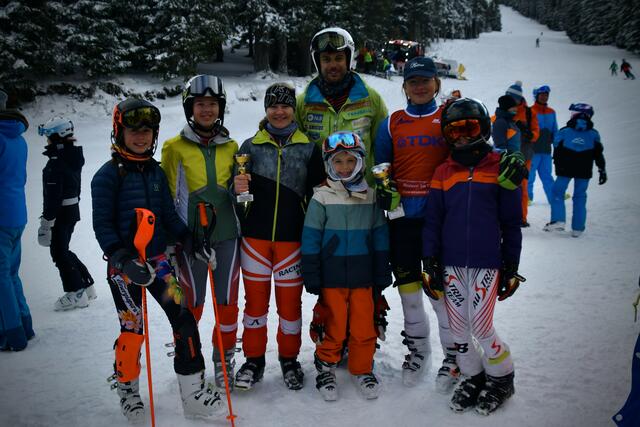 Die erfolgreichen Mitglieder des Schiklubs Deutschlandsberg beim Westcup-Slalom auf der Weinebene | Foto: Schiklub Deutschlandsberg