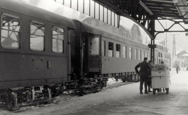 Die "Würstelfrauen" im Einsatz.
Szene circa 1960 | Foto: Privatarchiv Engelbert Pickl