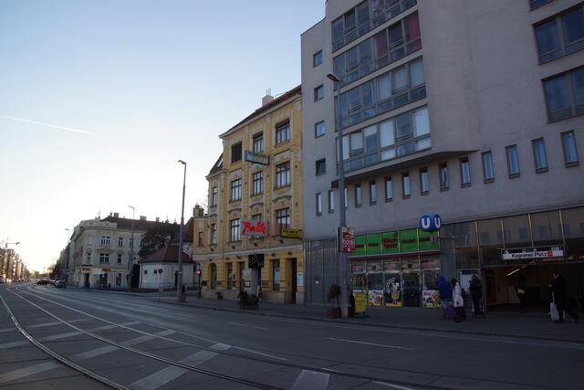Der Impfbus hält bei der U-Bahn-Station Kagraner Platz.