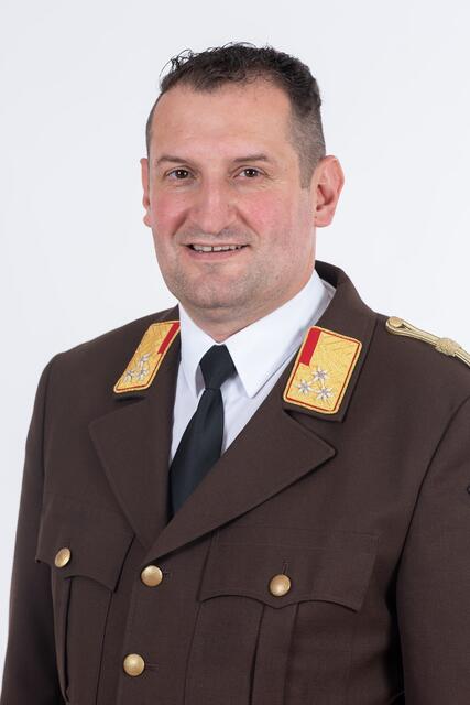 Feuerwehr-Bezirkschef Gernot Rieger achtet auf Sicherheit.