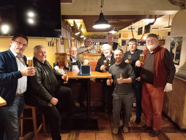 Der selbst ernannte "Bierpapst" (dritter von links) beim Stammtisch der Grieskirchner Bierbruderschaft.  | Foto: Grieskirchner Bierbruderschaft
