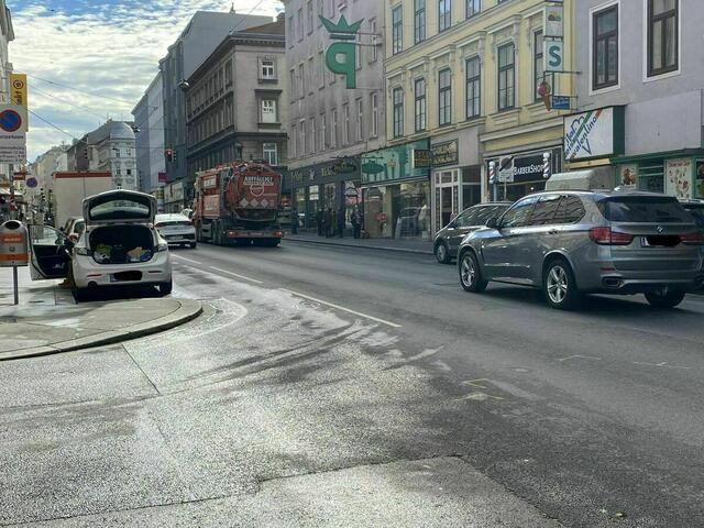 Viel Asphalt, kein Grün und mit Einbahnführung: So sieht die Reinprechtsdorfer Straße derzeit aus. | Foto: Barbara Schuster