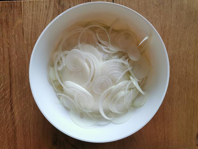 Die Zwiebel in Ringe hobeln. | Foto: Katrin Ebetshuber