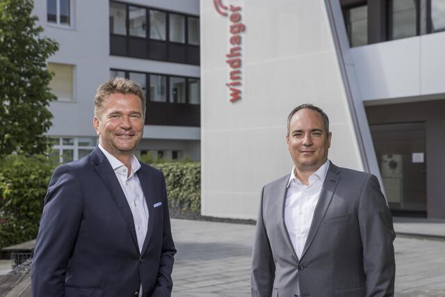 Windhager Geschäftsführer Stefan Gubi (li.) und Roman Seitweger setzen den vom Firmeneigentümer Gernot Windhager eingeschlagenen Expansionskurs des Unternehmens fort.
 | Foto: Windhager