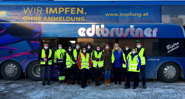 Wie in der neuen, jetzt gültigen Verordnung, auch im Freien mit Maske, wenn der Mindestabstand nicht eingehalten werden kann, wie in diesem Fall. Auch waren alle geimpft und frisch getestet.